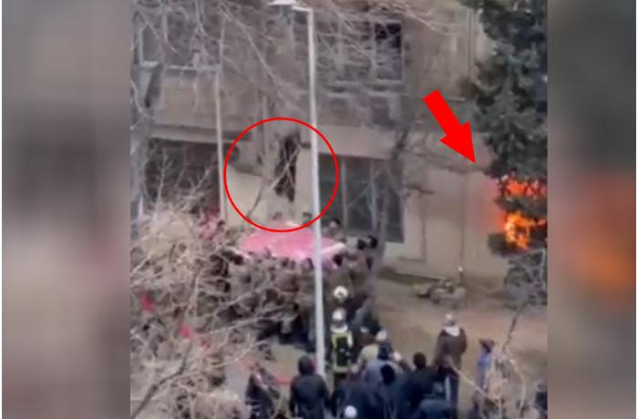 Bakıda binada yanğın: İnsanlar belə xilas edildi - ANBAAN VİDEO