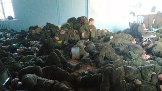 Rus əsgərləri Ukrayna sərhədində "unuduldu" - FOTO