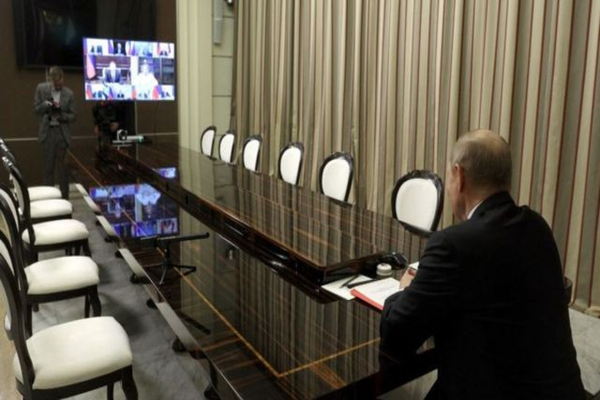 Putin Təhlükəsizlik Şurasının iclasında Ukraynadakı vəziyyəti müzakirə edir