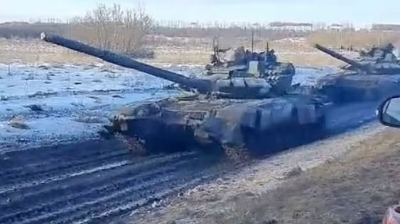 "Rus əsgərləri və tankları Ukraynaya doğru irəliləyir" - FOTO