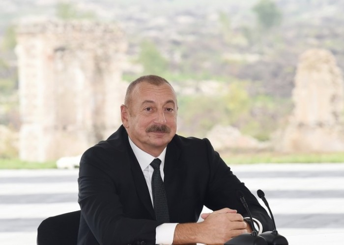 İlham Əliyev Moskvada sərgi ilə tanış oldu