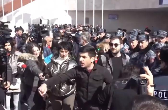 İrəvanda azərbaycanlı deputatlara etiraz edənlərə cinayət işi açıldı