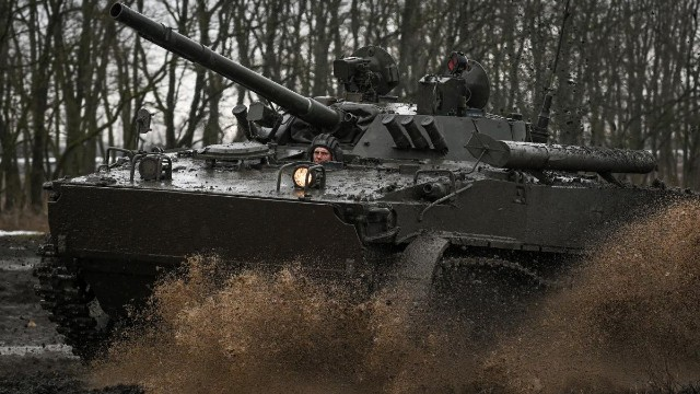 Ukraynalılar bayrağa bürünərək tankın qarşısını kəsdilər