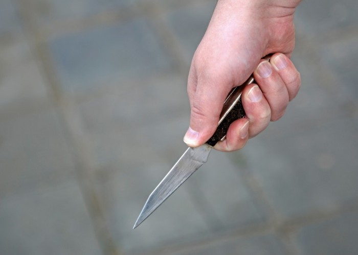 Oğurluq edən şəxs bıçaqla özünə xəsarət yetirdi