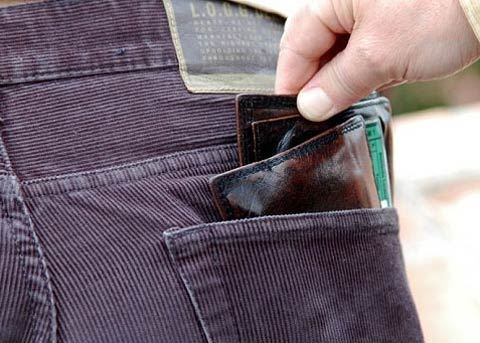 Bakıda vətəndaşın cibindən bank kartını oğurlayan şəxs saxlanılıb