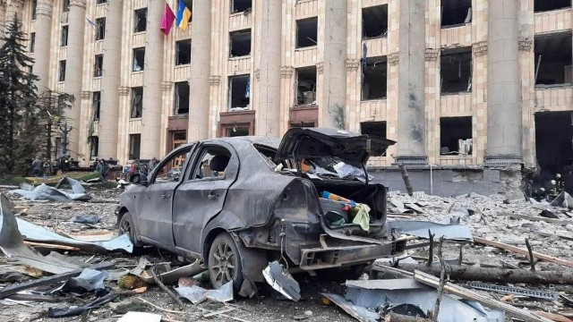 Rusiya təyyarələri Xarkovu bombalayır