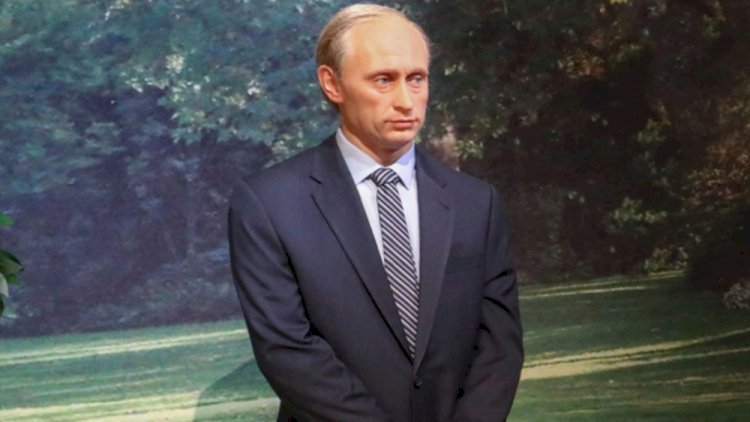 Putinin mum heykəli muzeydən götürüldü - Foto
