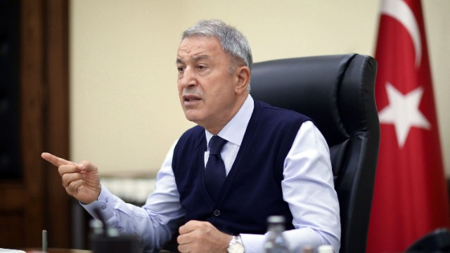 Hulusi Akar ukraynalı həmkarı ilə telefonla danışdı