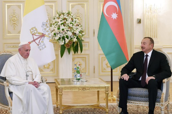 Prezident Roma Papasını təbrik etdi
