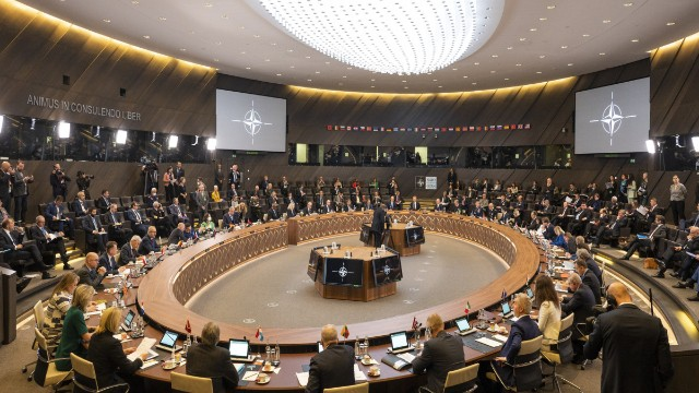 NATO müdafiə nazirlərinin fövqəladə iclası başladı