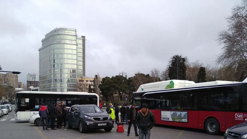 “BakuBus”un avtobusu qəzaya düşdü