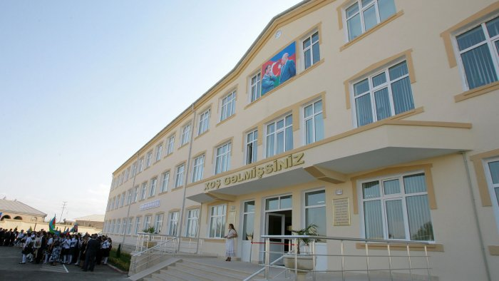 Bu məktəbdə ÖZƏL QANUNLAR VAR - Müəllimə GİLEY EDİR