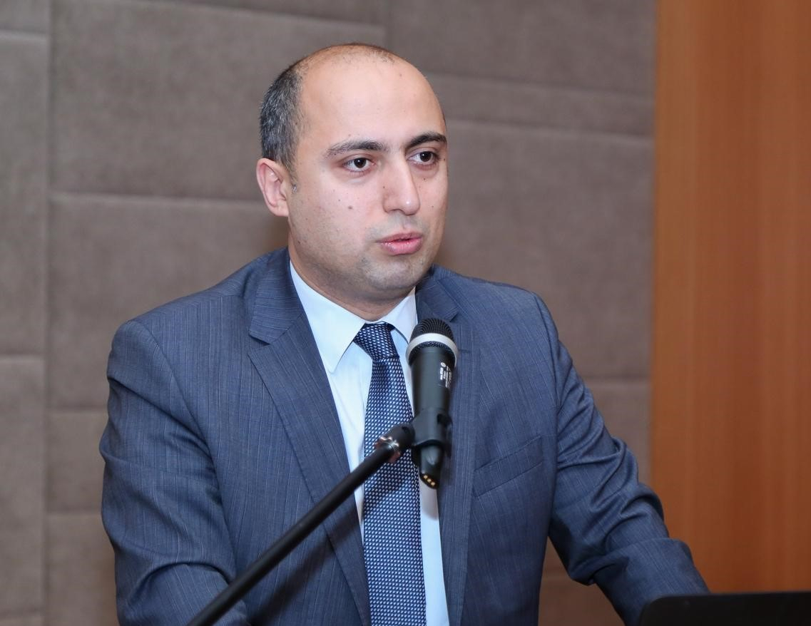 Emin Əmrullayev korrupsiya faktı ilə həbs olunanları vəzifə kürsüsündə saxlayır - FAKT