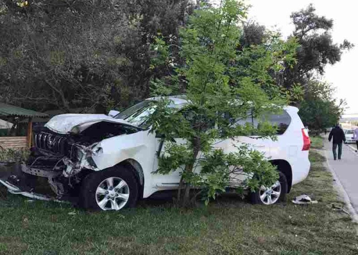 Bakıda "Toyota" dirəyə çırpıldı - Ölən və yaralanan var