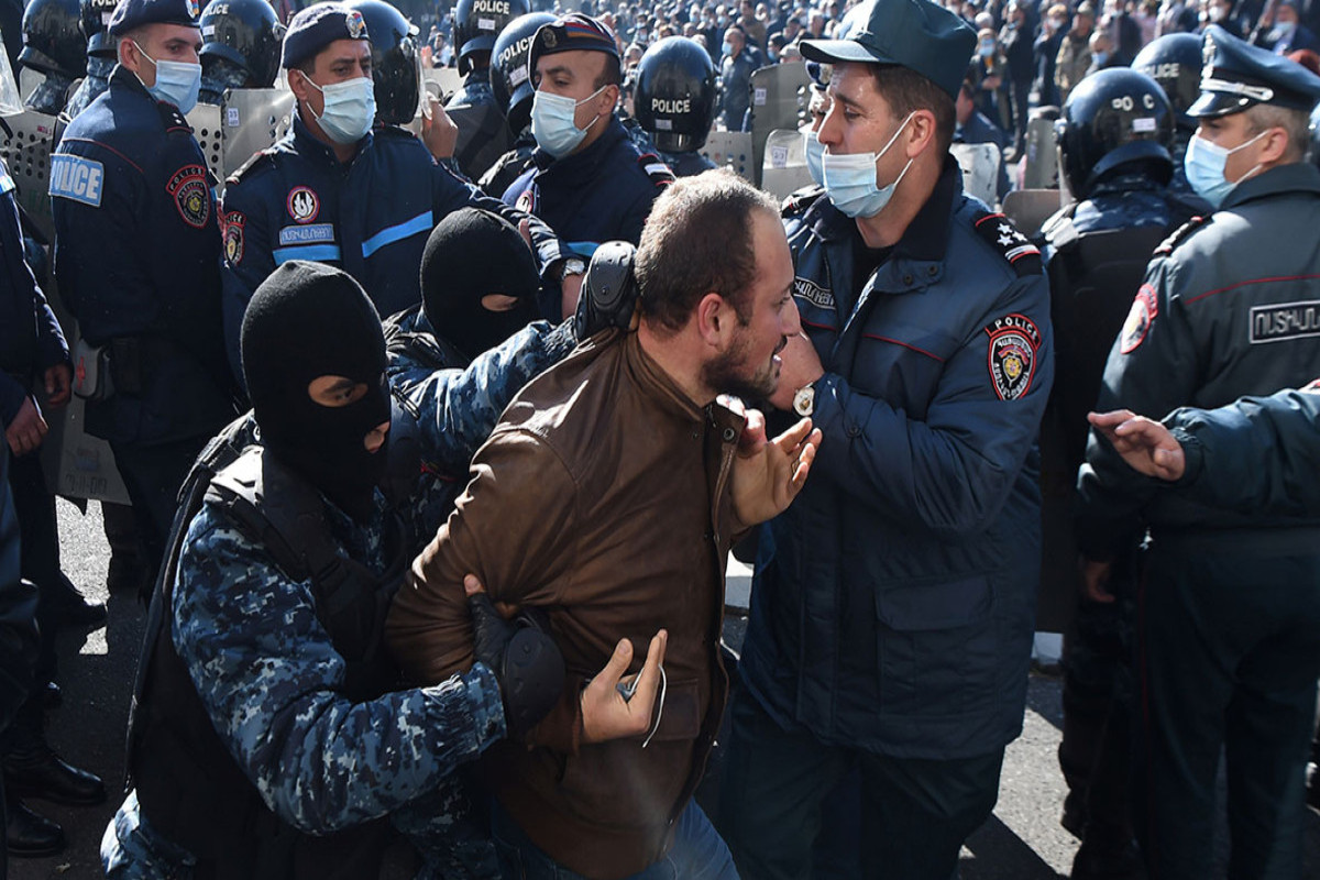Ermənistanda etirazçılarla polis arasında toqquşma olub, saxlanılanlar var - YENİLƏNİB