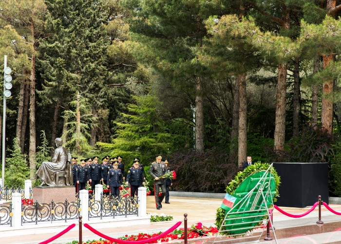 Nazir Vilayət Eyvazov Ulu Öndərin məzarını ziyarət etdi - FOTO