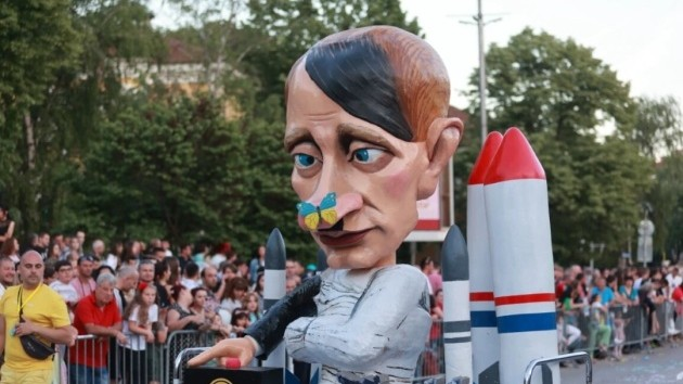 Putinin maketi karnavalda təqdim edildi - FOTO