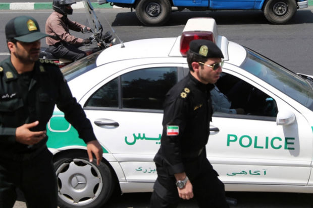 İranda polis zabiti evinin qarşısında güllələndi