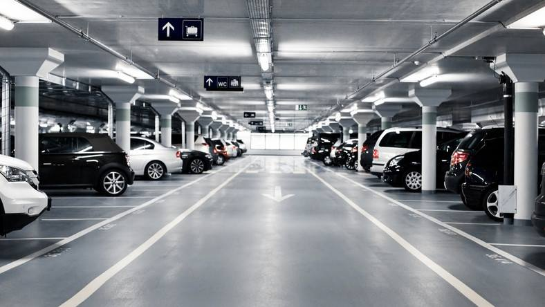 Yaşayış binalarında sakinlər üçün parkinqin pullu olması qanunidir?