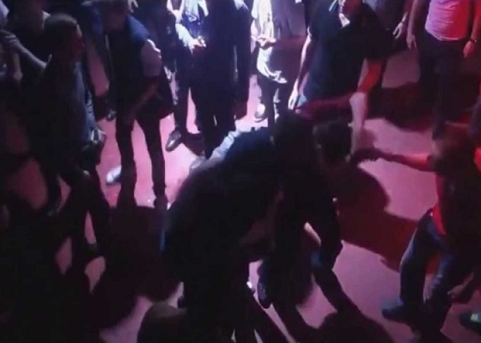 Polis zabiti toyda məhkəmə katibini döydü