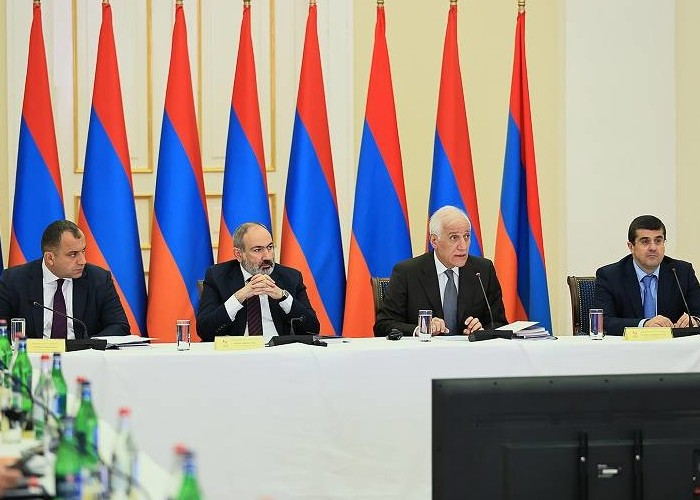 Araik Arutyunyan Paşinyanla birgə iclasa qatıldı