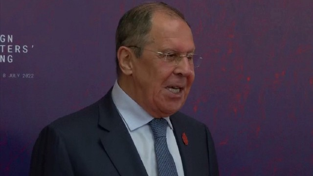 Lavrov jurnalistin sualına cavab verməkdən boyun qaçırdı - VİDEO