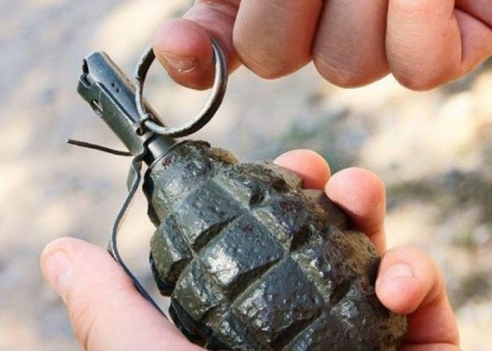 Bakıda OLAY: Qardaşının həyətinə qumbara atıb evini partlatdı