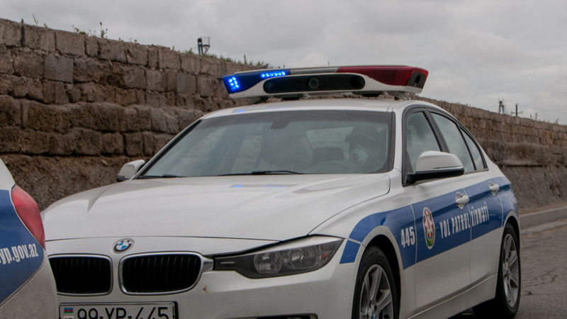 Narkotikin təsiri altında olan şəxslər polisi BIÇAQLAMAQ İSTƏDİLƏR