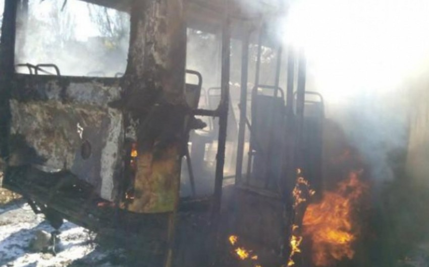 Bakıda avtobus yanıb