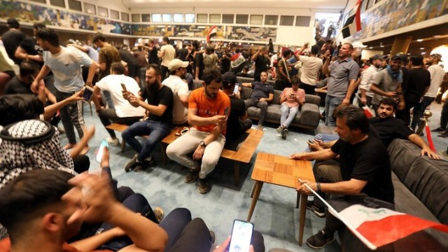 Etirazçılar İraq parlamentinə basqın etdilər