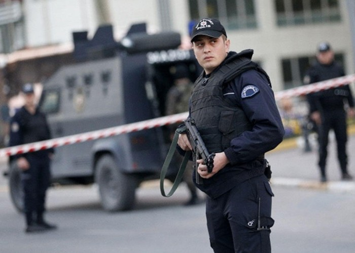 Türkiyədə bank müdirini girov götürən şəxs təslim oldu - YENİLƏNİB