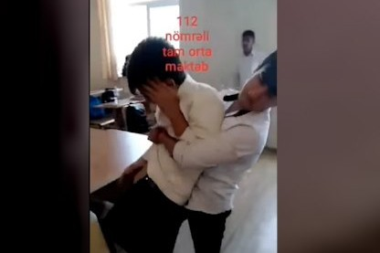 Bakıda şagird sinif yoldaşını döydü, işə polis qarışdı - YENİLƏNİB (VİDEO)