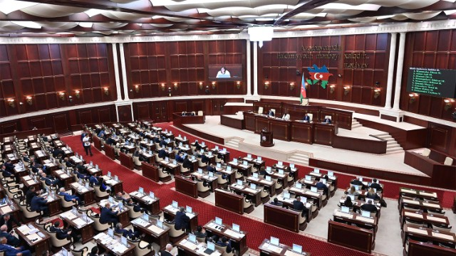 Milli Məclisin iclası başladı