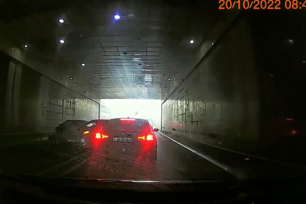 Tuneldə geriyə dönən “Prius” qəzaya səbəb oldu - ANBAAN VİDEO