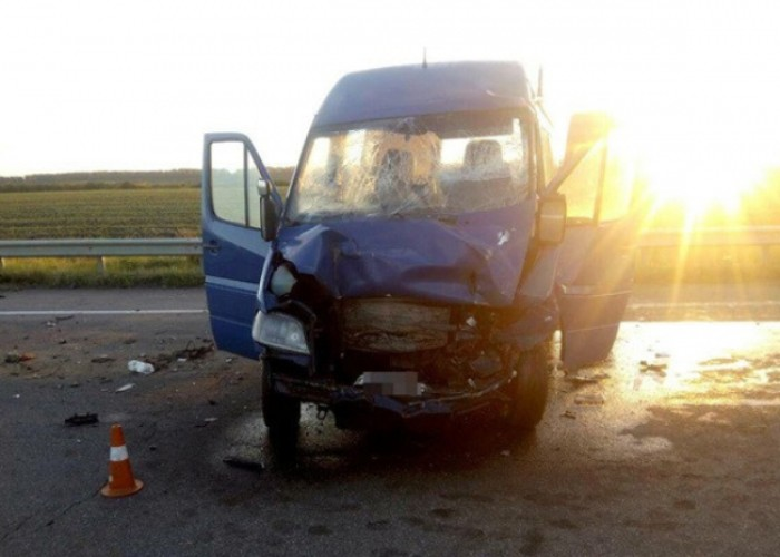 Daşkəsəndə mikroavtobus "KamAz"la toqquşdu - Xəsarət alanlar var