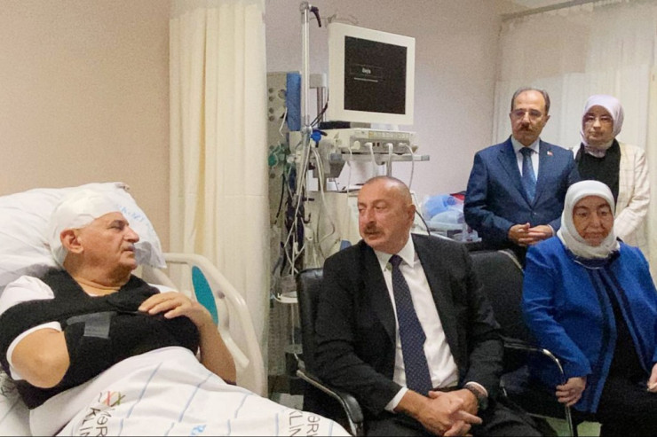 Prezident qəzaya düşən siyasətçilərə baş çəkdi