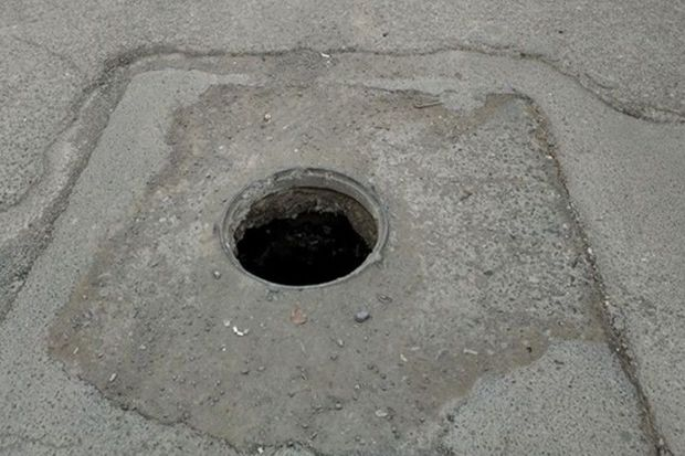 Ramanada gənc kanalizasiya qovşağına yıxılaraq xəsarət alıb