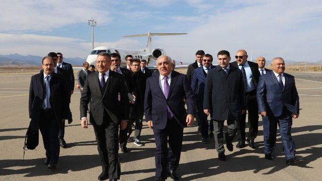 Əli Əsədov Fuat Oktayı Füzuli Beynəlxalq Hava Limanında qarşıladı