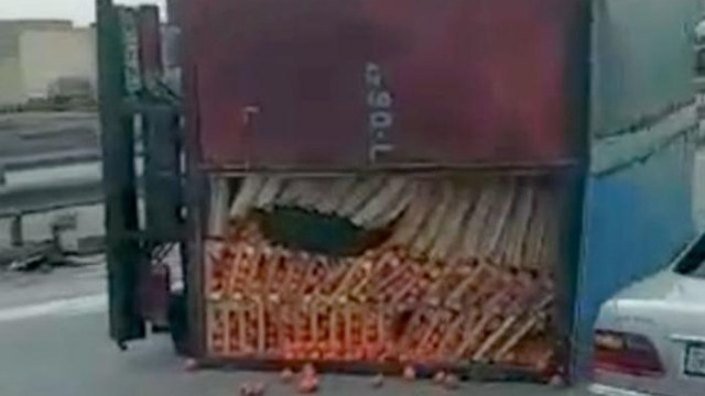 Bakı-Ələt yolunda meyvə ilə dolu yük maşını aşdı