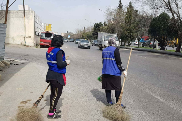Bakıda DƏHŞƏT: "Prius" hamilə süpürgəçini vurub öldürdü