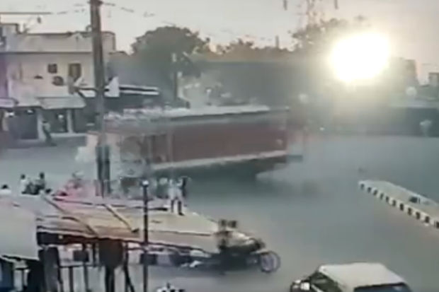 Hindistanda yük maşını avtobus dayanacağına çırpılıb: Çox sayda ölü və yaralı var