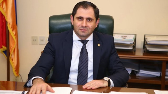Ermənistan müdafiə naziri Rusiyaya GETDİ
