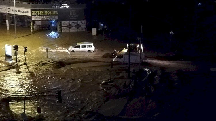 Türkiyədə leysan həyatı iflic etdi, məktəblər bağlandı