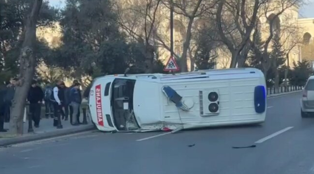 Təcili tibbi yardım maşını aşdı - Sürücü xəsarət aldı