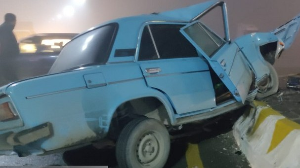 Qaxda avtomobil beton maneəyə çırpılıb, xəsarət alanlar var