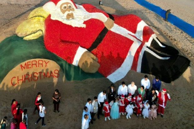 Hindistanlı heykəltəraş qum və pomidordan nəhəng Santa Klaus yaratdı