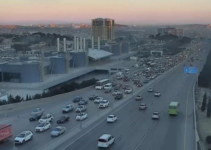 Bakıda tıxac olan yollar AÇIQLANDI