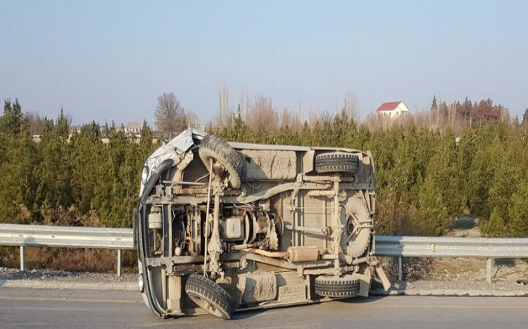 Ucarda təcili yardım maşını aşıb, xəsarət alanlar var
