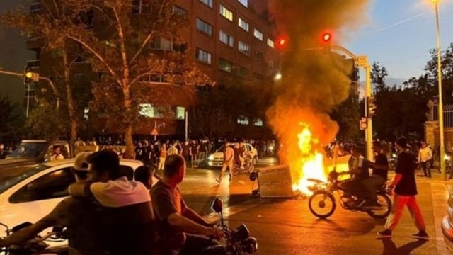 İranda etirazlar davam edir: “Bəsic” qüvvələrinə məxsus baza yandırıldı