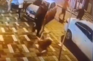 Zəlzələ anında özünü binadan atdı